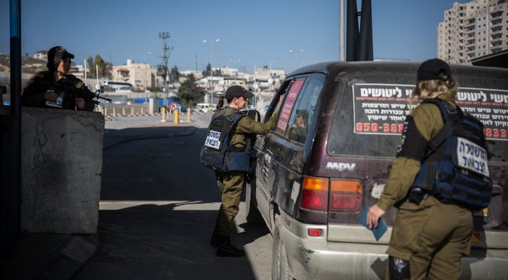 Palestinians caught trying to infiltrate Jerusalem disguised as Jews