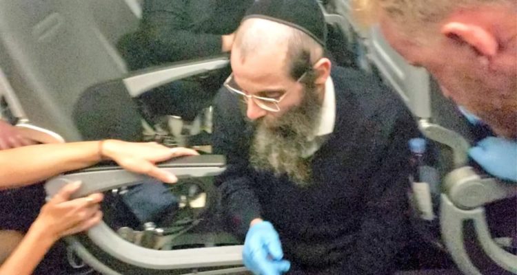 Jewish passenger saves woman aboard JetBlue flight after she collapses