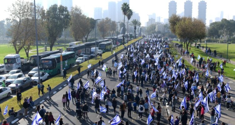 Tens of thousands block roads, try stopping MKs from reaching Knesset for vote on judicial reform