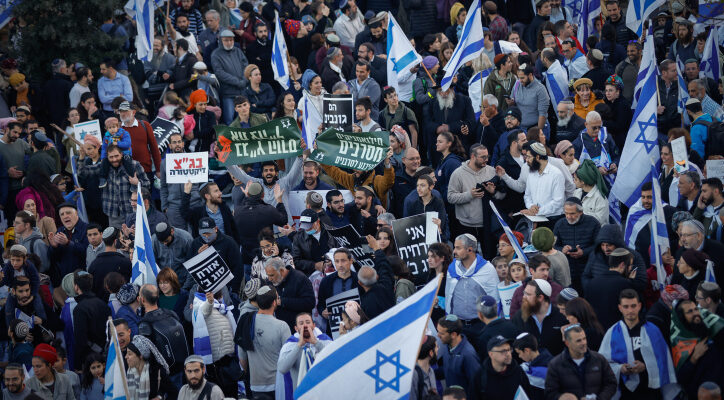 Tens of thousands expected at pro-judicial reform march in Tel Aviv