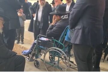 Avraham Paley at sons' unveiling