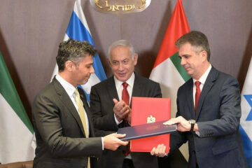 Israeli Foreign Minister Eli Cohen (right) and UAE Ambassador Mohamed Al Khaja sign a customs deal in the presence of Prime Minister Benjamin Netanyahu, March 26, 2023. Photo by Amos Ben-Gershom/GPO.