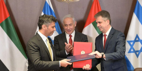 Israeli Foreign Minister Eli Cohen (right) and UAE Ambassador Mohamed Al Khaja sign a customs deal in the presence of Prime Minister Benjamin Netanyahu, March 26, 2023. Photo by Amos Ben-Gershom/GPO.