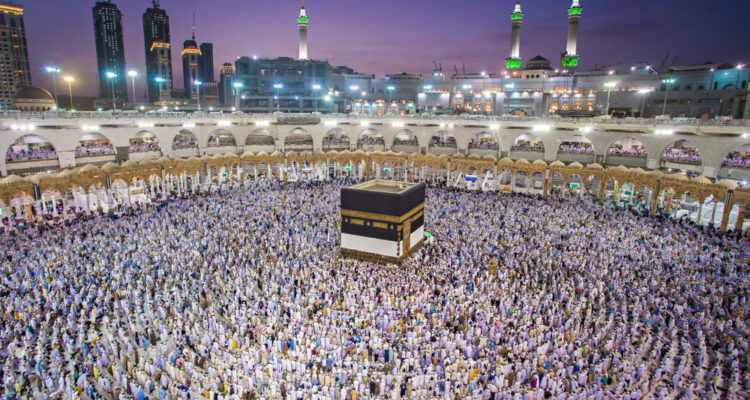 Saudi king rewards 1,000 Palestinian terrorists’ relatives ‎with free Mecca pilgrimage