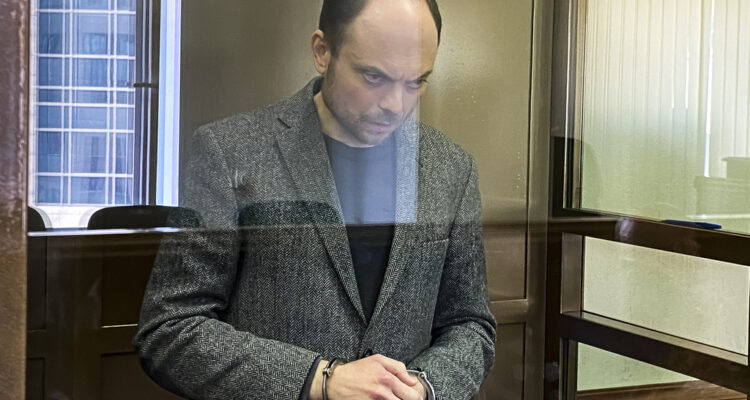 Russian-Jewish dissident convicted of treason, gets 25 years