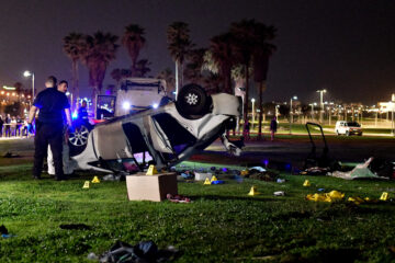 Police look at the car which was involved in a car ramming terror attack, leaving one person killed and six injured, at the beach promenade in Tel Aviv. April 7, 2023. Photo by Avshalom Sassoni/Flash90