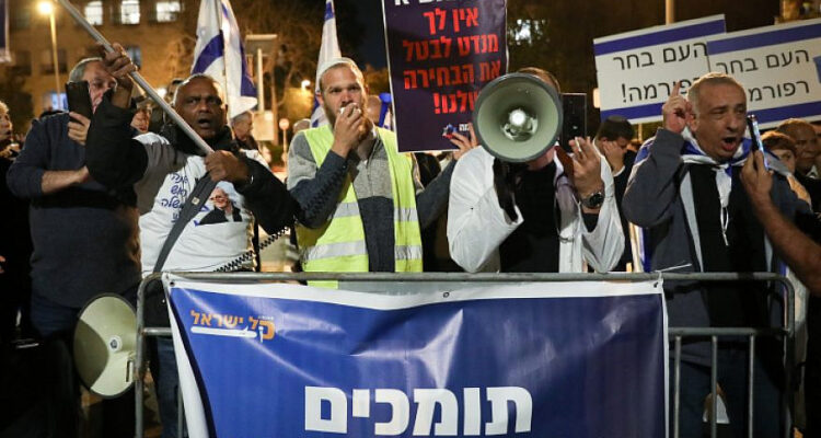 Tens of thousands in Israel protest for and against reform