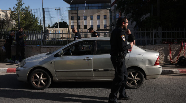 2 wounded in Jerusalem shooting; terrorist at large