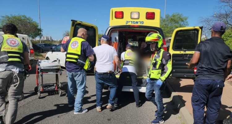 Terror in central Israel: 2 soldiers stabbed, 1 in serious condition