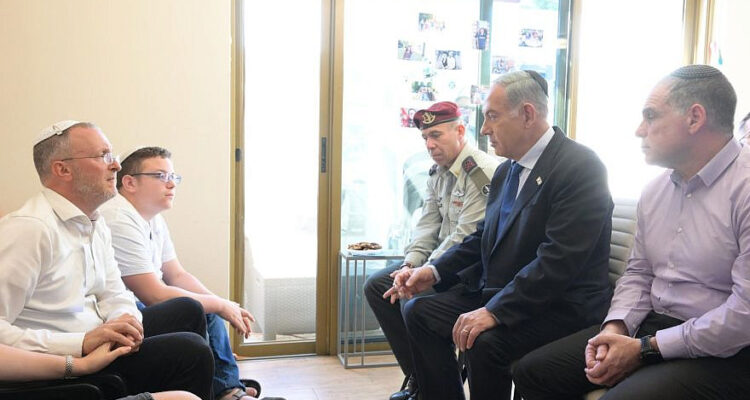 Netanyahu pays condolence visit to Dee family in Efrat