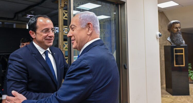 Cypriot president meets with Netanyahu in Jerusalem in spite of rocket attacks