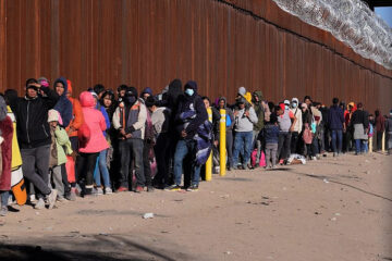 Migrants-Trying-to-Enter-U.S.-Southern-Border-880x495