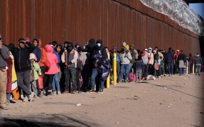 Migrants-Trying-to-Enter-U.S.-Southern-Border-880x495