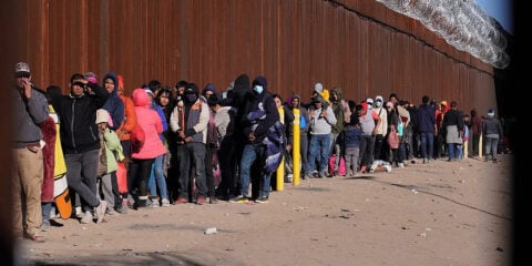 Migrants-Trying-to-Enter-U.S.-Southern-Border-880x495