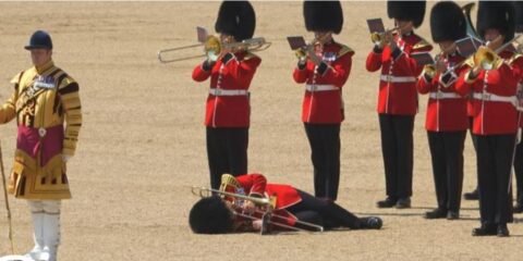 UK guardsmen faint under scorching sun