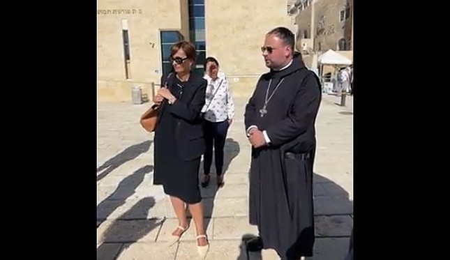 WATCH: Employee demands Christian abbot remove large cross at Western Wall; foundation apologizes