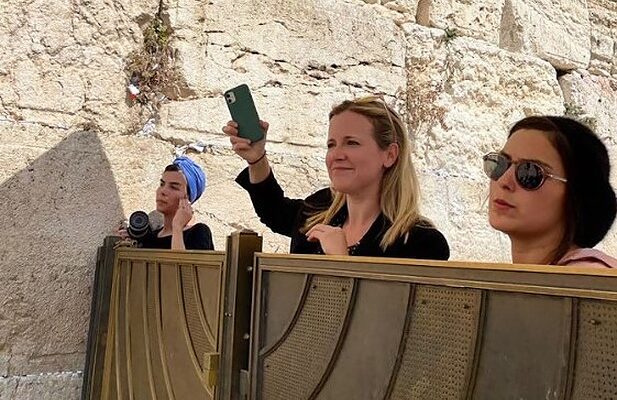 NY Times reporter blasted for complaining about separation of sexes at Western Wall