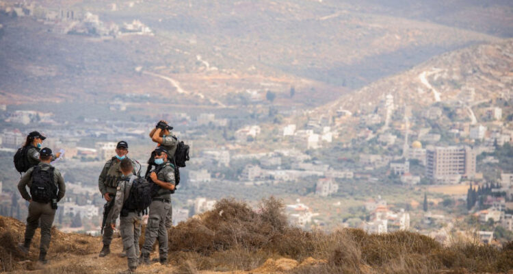 Israeli forces demolish illegal structures at Mitzpe Yitzhar