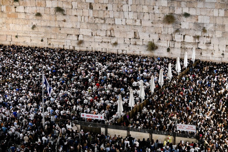 Mass Prayers Held At Western Wall For Israeli Hostages | World Israel News