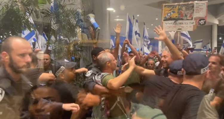 ‘Pushing hatred and panic’ – Protesters, cops clash at Likud conference