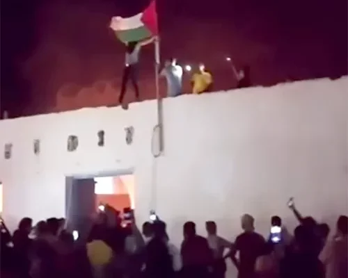 Tunisian rioters burn down synagogue
