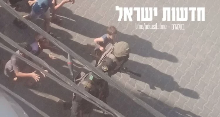 Photo shows Hamas terrorists using children as human shields