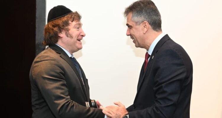 Argentinian president wears yarmulka at inauguration, meets with families of Israeli captives