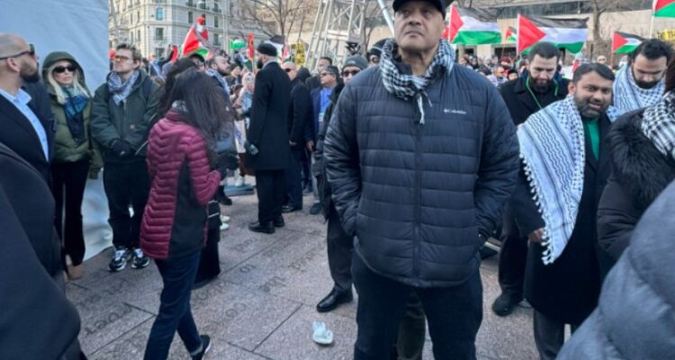Dem congressman rallies alongside antisemites and Holocaust deniers at ‘March for Gaza’
