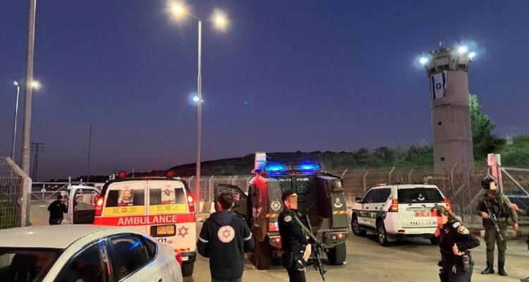 4 police officers wounded in terror attack at central Israel checkpoint
