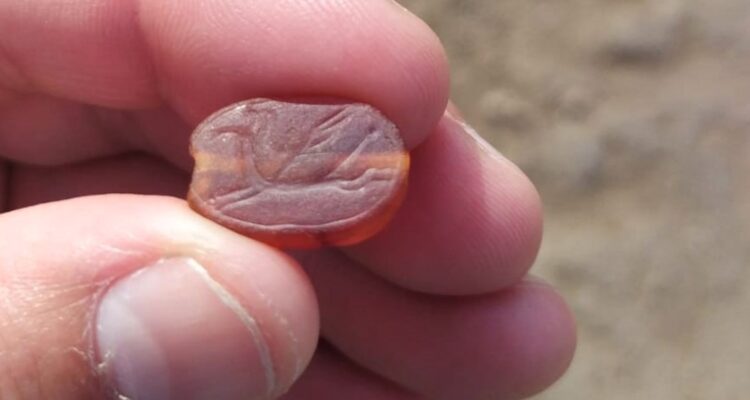 Hiker discovers ancient amulet dating back to the first Temple period