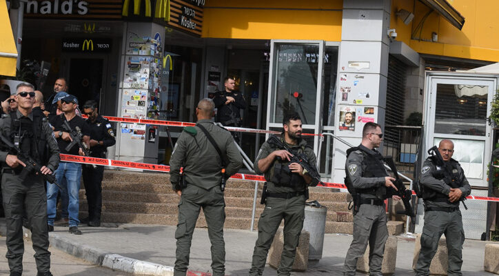 Israeli man murdered in terror attack – but manages to neutralize terrorist before dying