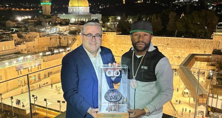 Boxing legend visits Jerusalem yeshiva sporting Star of David