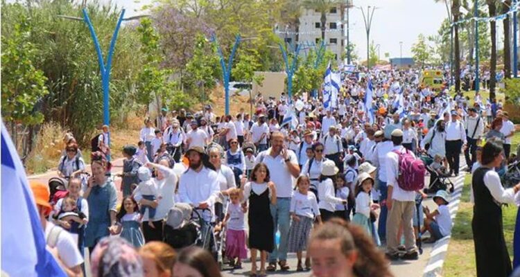 Thousands of Israelis rally for Gaza resettlement