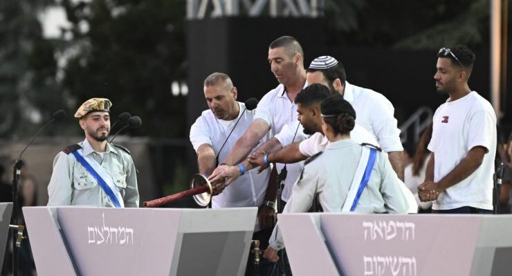 Israel marks first wartime Independence Day