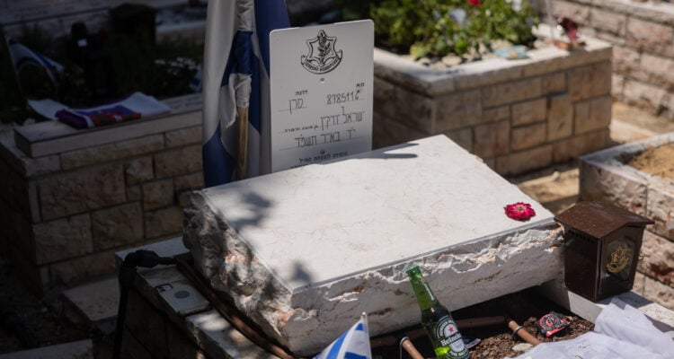 Defense Minister allows ‘May God avenge his blood’ inscription on fallen soldier’s tombstone
