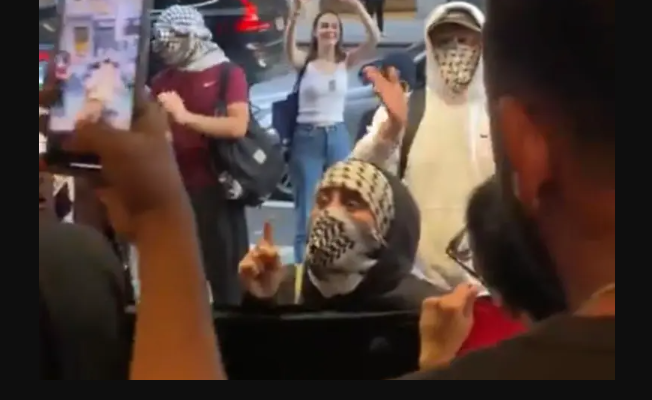 ‘It’s like Germany’ – Anti-Israel mob harasses Jews at NYC deli