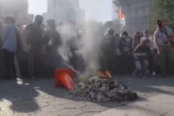 hamas supporters burn pigs head