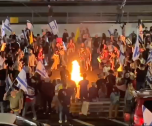 Protesters set fire to protest Netanyahu's firing of Defense Minister Gallant (israeloneline X