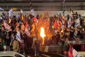 Protesters set fire to protest Netanyahu's firing of Defense Minister Gallant (israeloneline X