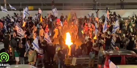 Protesters set fire to protest Netanyahu's firing of Defense Minister Gallant (israeloneline X