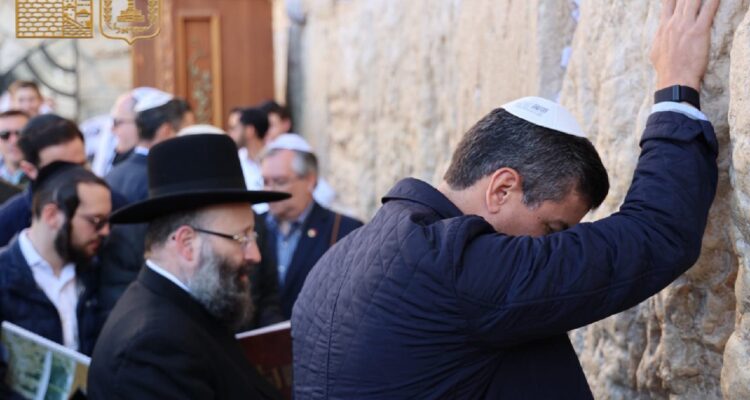 Ahead of Jerusalem embassy opening, Paraguay’s president visits Western Wall