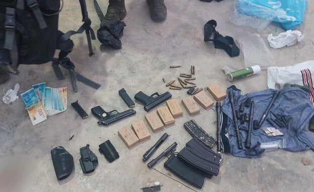 100,000 shekels and weapons seized in counter-terror raid