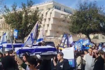 Anti-hostage deal protest
