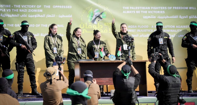 Hamas frees 4 female Israeli soldiers, keeps one civilian behind