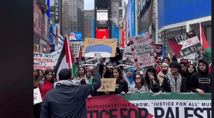 Hundreds usher in New Year at Times Square by calling for intifada against Jews