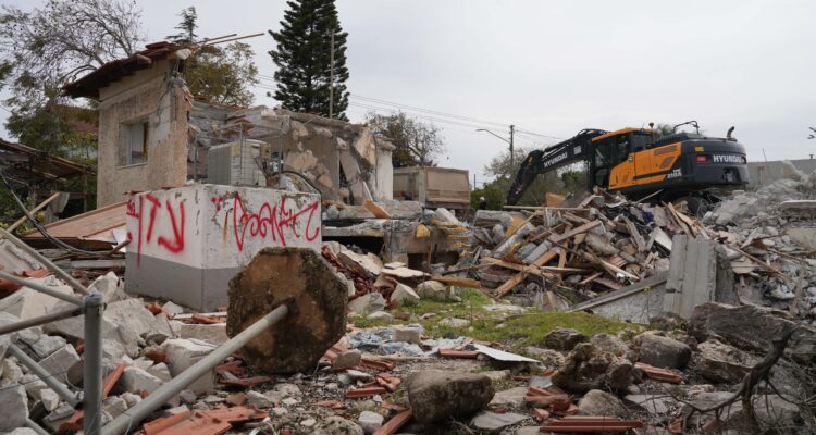 ‘We’re still finding bombs, Metula unsafe for civilians’ – Mayor