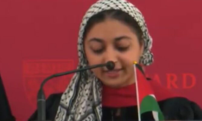 Harvard commencement speaker lauds classmate who assaulted Israeli student—to whoops and cheers from the crowd