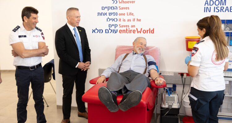 US ambassador donates blood to Israeli blood bank