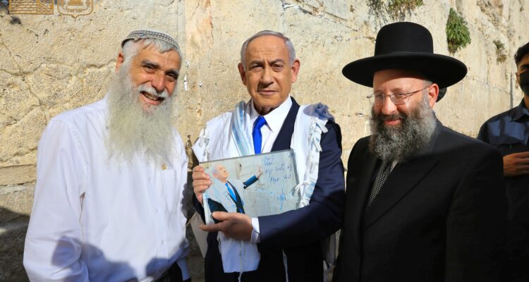 Netanyahu prays at Western Wall to offer public thanks