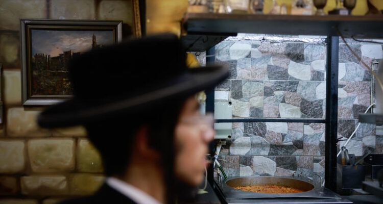 A cholent crisis? Rabbi’s ruling against Shabbat stew on Thursday nights briefly roils Israel